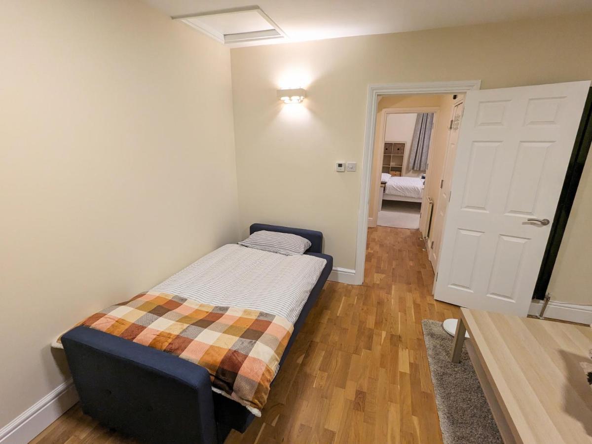 Guildford Station With Parking 아파트 외부 사진